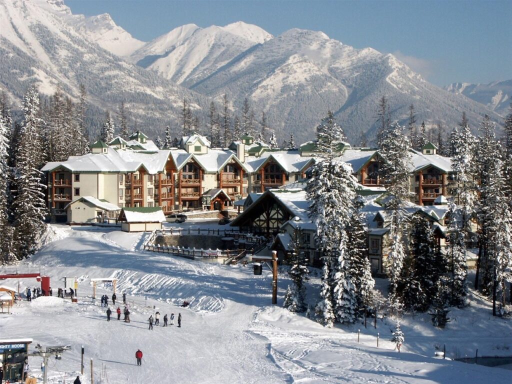 Lizard Creek Lodge is een luxe ski-in ski-out verblijf in Fernie met een warme chaletsfeer, een buitenzwembad, een hottub en panoramisch bergzicht. De perfecte locatie direct aan de piste voor ultiem ski-comfort.