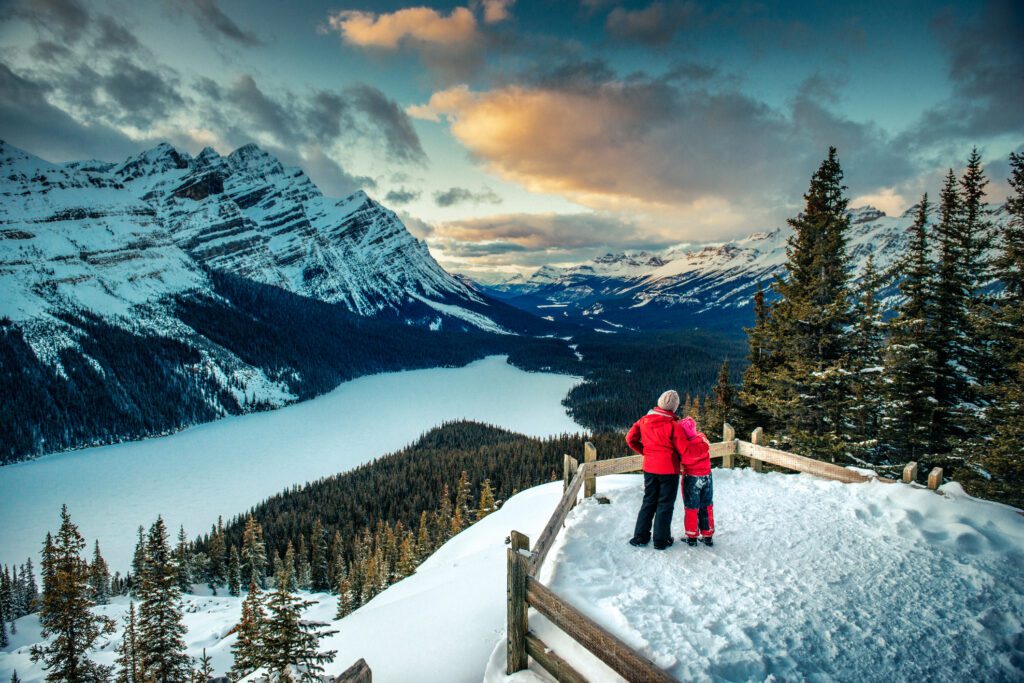 Moeder en dochter en het winterse uitzicht op Peyto Lake in Banff National Park in Canada