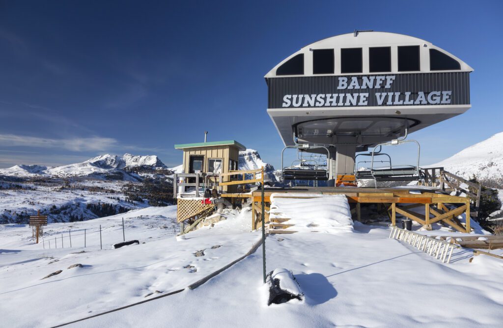 Skilift in de sneeuw met de naam bedrukt op de voorkant: Sunshine Village Meadows Banff National Park